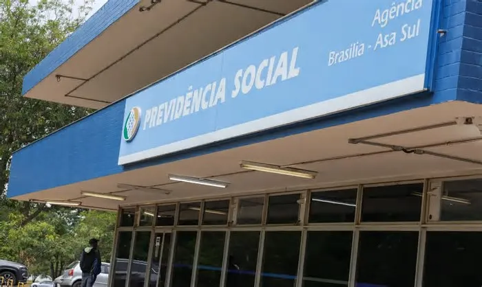 Muitos brasileiros acreditam que, ao conquistar a aposentadoria, perdem automaticamente o direito de receber qualquer outro ...