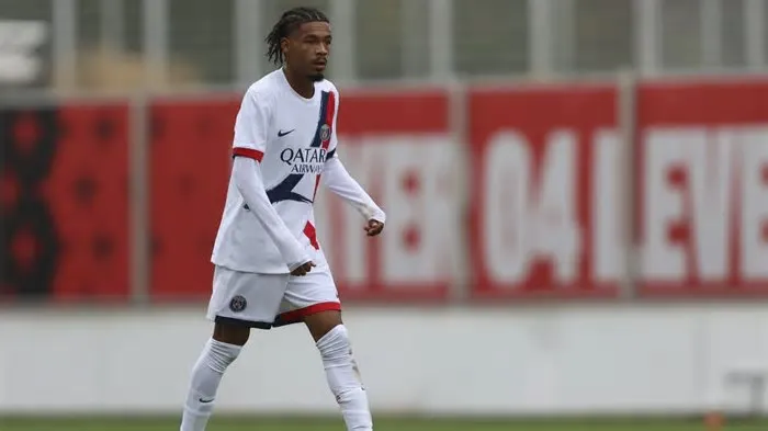 O jovem de apenas 17 anos está na porta de saída do PSG e estará muito perto de assinar pelo Famalicão, depois de também te ...
