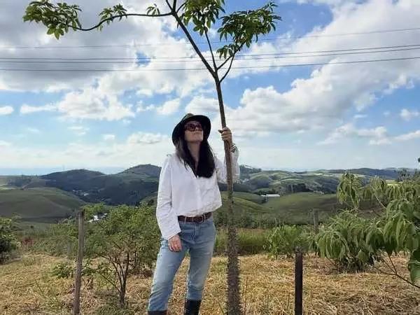 Ana Luiza Guimarães celebra reflorestamento em sítio na Serra do RJ; vídeo viraliza ...