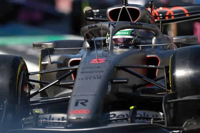 Nico Hülkenberg abandonou devido a um incidente bizarro com uma pedra que desligou o monolugar. Gabriel Bortoleto sofreu ...