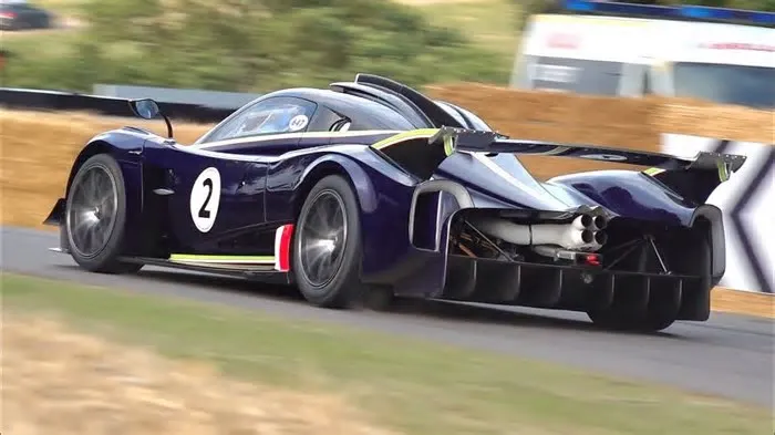 Conheça o incrível Pagani Huayra R enquanto seu V12 6.0 aspirado naturalmente entrega um dos sons de escape mais ...