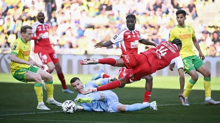 Anthony Lopes, 35 anos, já passou pelo Lyon e pelo Nantes na Ligue 1. Anthony Lopes vai trocar de clube em França e assinar ...