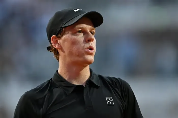 Considerado o grande favorito do torneio, Jannik Sinner viu a sua aventura parisiense parar abruptamente. Para Andre Agassi, ...
