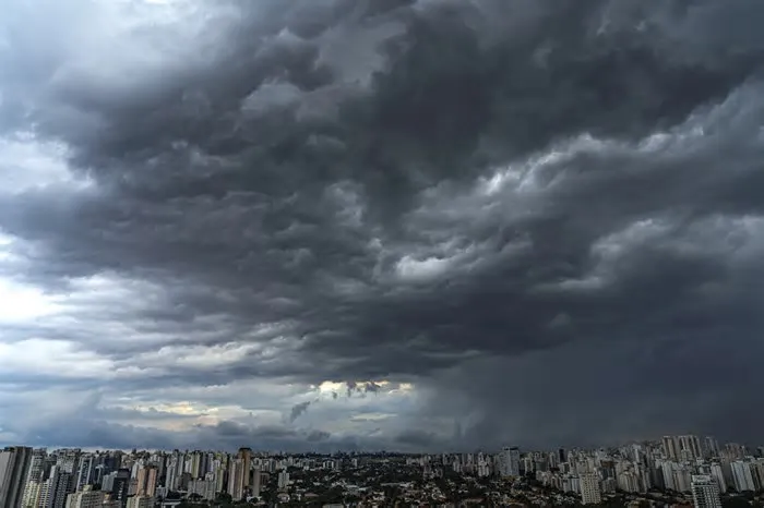 O Instituto Nacional de Meteorologia (Inmet) emitiu um alerta de chuvas intensas para todos os municípios do Paraná neste ...