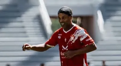 Aos 46 anos, o craque Ronaldinho Gaúcho voltará a calçar as chuteiras profissionalmente para defender o Ravenna ...