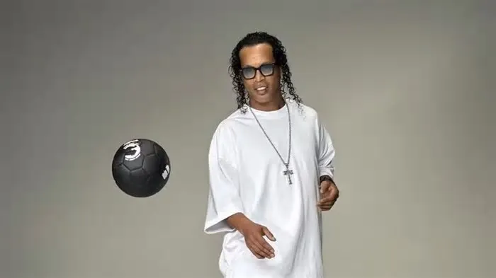 Clube italiano disputa terceira divisão Ídolo do futebol mundial, Ronaldinho Gaúcho está de volta ao cenário do futebol ...