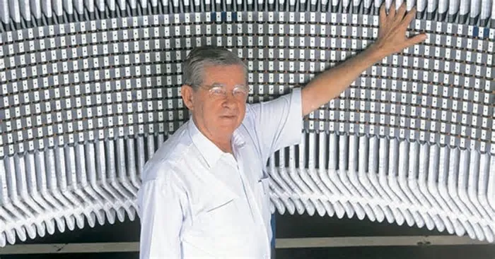 Werner nasceu em Schroeder e passou parte da infância na casa do avô, onde teve contato com livros em alemão sobre ...