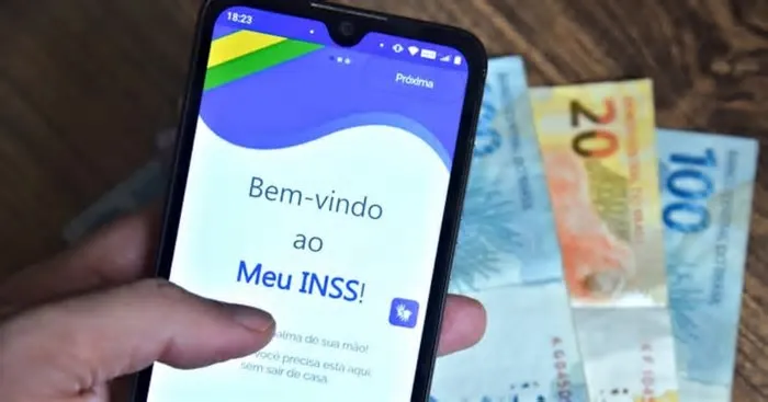 Aposentados, pensionistas e beneficiários de auxílios do INSS (Instituto Nacional do Seguro Social) começam a receber o ...