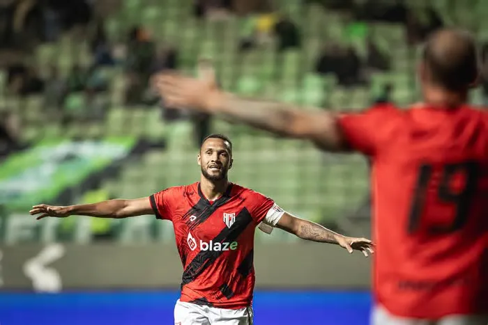 Após três jogos sem vencer pela Série B do Campeonato Brasileiro, o Atlético-GO bateu o América-MG por 2 a 1 na noite desta ...