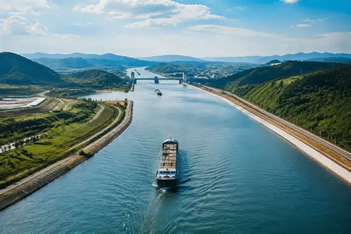 A China começou os testes de navegação no Canal de Pinglu, infraestrutura de US$ 10,7 bilhões (cerca de R$ 50 bi) e 134 ...