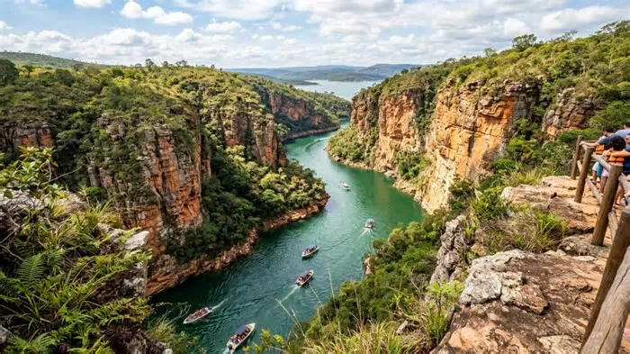 No sudoeste de Minas Gerais, Capitólio reúne paredões rochosos, cachoeiras turquesa e o maior lago artificial do Brasil em ...
