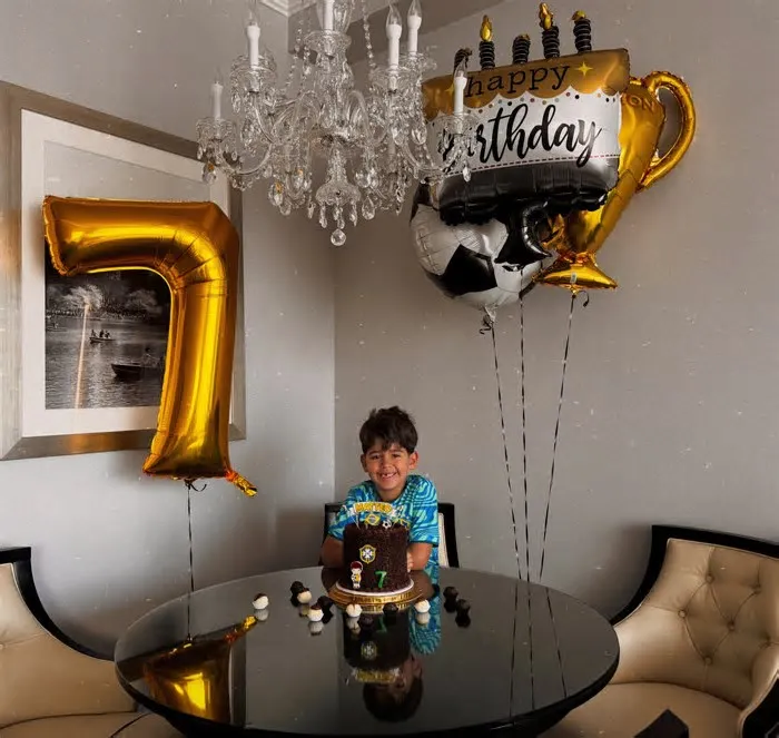 Matteo, um dos filhos da influenciadora Natalia Becker com o goleiro Alisson, está completando sete anos de vida e ganhou uma ...