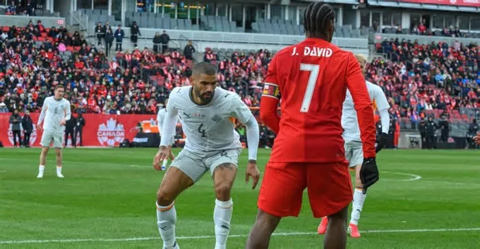 Destaques da Copa do Mundo, Jonathan David e Johan Manzambi, acendem especulações de transferência para a Premier League.
