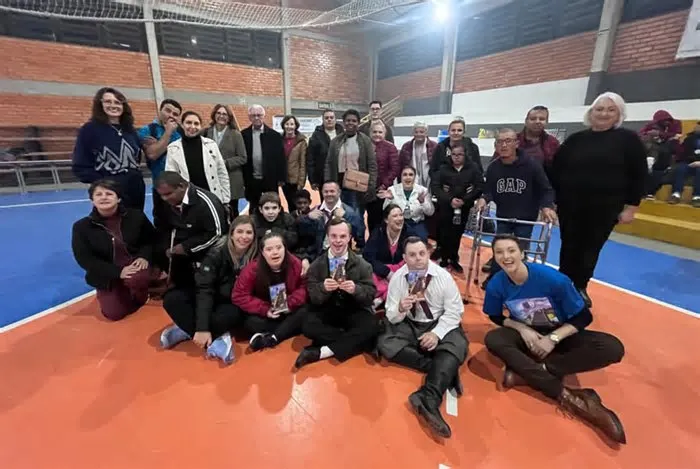 Instituição conquistou quatro troféus no Festival Nossa Arte e classificou duas duplas de dança à final em Porto Alegre ...
