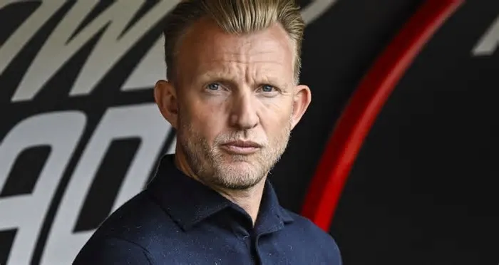 Fenerbahçe'de teknik direktörlük İsmail Kartal'ın yardımcısı olacağı duyurulan Dirk Kuyt'ta beklenmedik bir sorun çıktı. FC ...