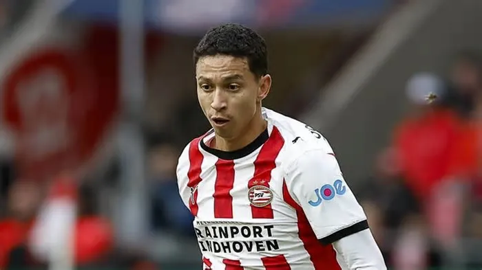Fenerbahçe'nin, PSV'de forma giyen 27 yaşındaki Brezilyalı sol bek Mauro Junior'u kadrosuna katmaya yakın olduğu iddia edildi ...