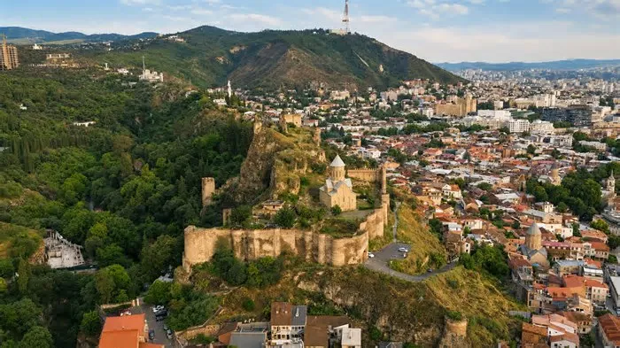Este vídeo apresenta a Fortaleza de Narikala, em Tbilisi, Geórgia, um complexo histórico situado em uma colina íngreme com ...