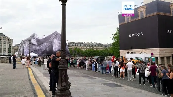 Abriu instalação de JR que transforma em "Caverna" ponte de Paris, capital da França, Patente até 28 de junho, a instalação artística de JR, ...