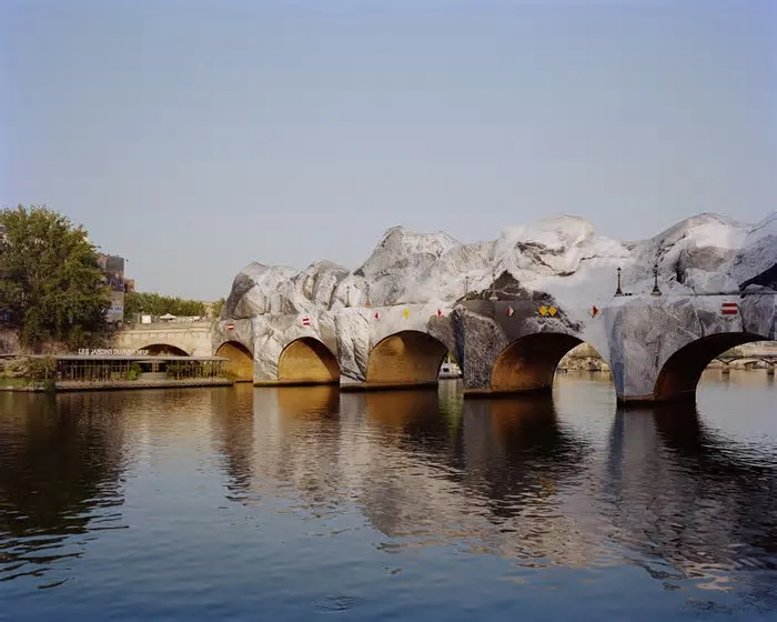 A instalação do artista francês JR, realizada com tecido que envolve a Pont Neuf — Foto: Elliott Verdier/The New York Times ...