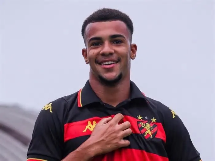 As boas atuações pela equipe sub-20 do Sport durante o Brasileirão da categoria, levaram o atacante Arthur Maron a figurar no ...