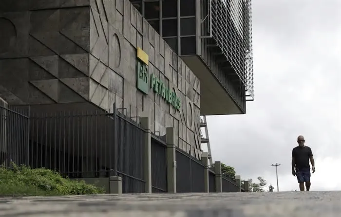 Os documentos a serem assinados são na área de exploração, produção e refino, disse a executiva, sem dar detalhes ...