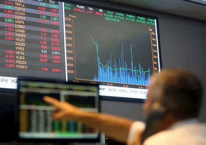 SÃO PAULO, 12 Jun (Reuters) - O Ibovespa recuava nos primeiros negócios nesta sexta-feira, com Petrobras entre as maiores ...
