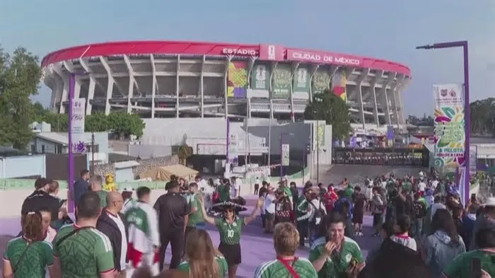 À porta do Estádio Azteca, na Cidade do México, já se faz a festa a poucas horas do arranque oficial do Mundial de 2026. Com ...