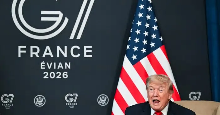 O presidente dos EUA, Donald Trump, participa de uma reunião bilateral com o emir do Catar à margem da cúpula do G7, em Évian ...