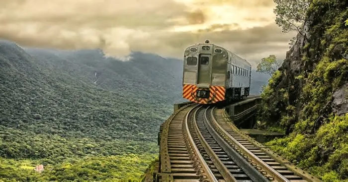 O deslocamento pela Serra do Mar exige atenção aos horários de partida, escolha de categorias de bilhetes e métodos de ...