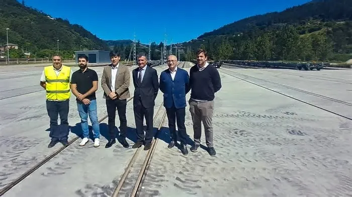 La terminal, que ocupa terrenos y naves de la antigua Perfrisa, permitirá transferir mercancías entre camión y tren, y ...