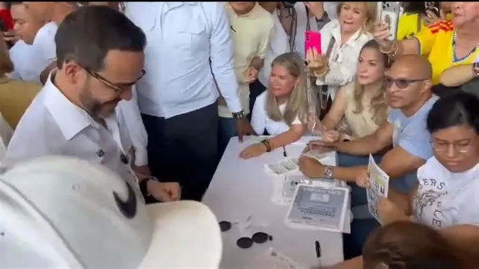 Aunque aclaró que no se trata de una determinación definitiva, De la Espriella manifestó que está inclinado a adoptar esa ...