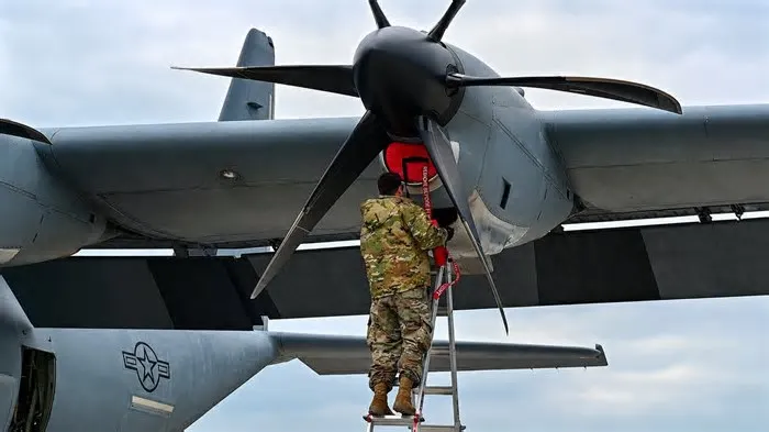 Des aviateurs américains de la 123e escadre de transport aérien, de la Garde nationale du Kentucky, mettent en œuvre et ...