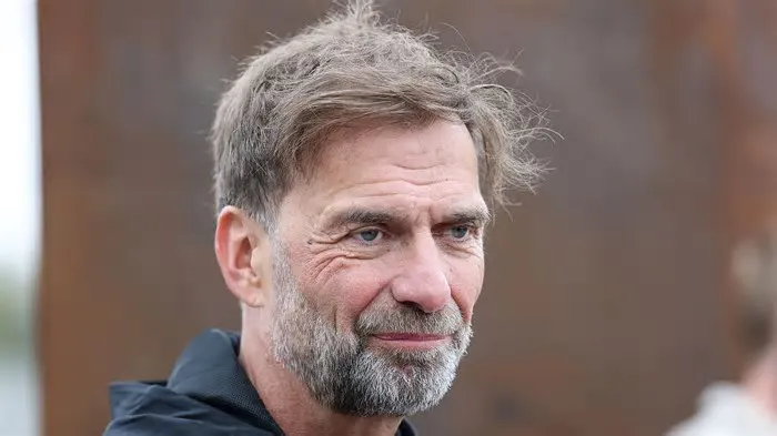 Jurgen Klopp defende Virgil van Dijk contra a comparação com um Boeing 747 feita por Rafael van der Vaart após o empate da ...