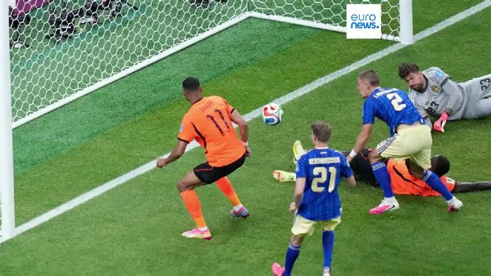 À direita, Virgil van Dijk, dos Países Baixos, e os colegas celebram no fim do jogo do Mundial com a Suécia, em Houston, ...