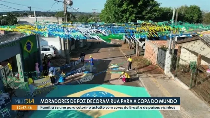 Cerca de 15 moradores trabalham juntos na pintura da via. Veja também quais são as regras do Foztrans para fazer a decoração ...