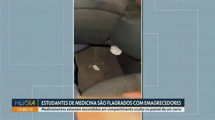 Servidores da Alfândega da Receita Federal em Foz do Iguaçu apreenderam ampolas de remédio para emagrecimento e óculos ...