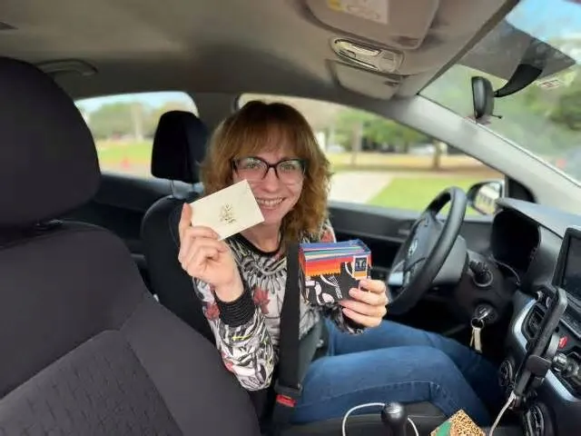 Tem passageiro que entra no carro olhando para o celular e sai segurando um envelope com poesia. Outros acabam puxando ...