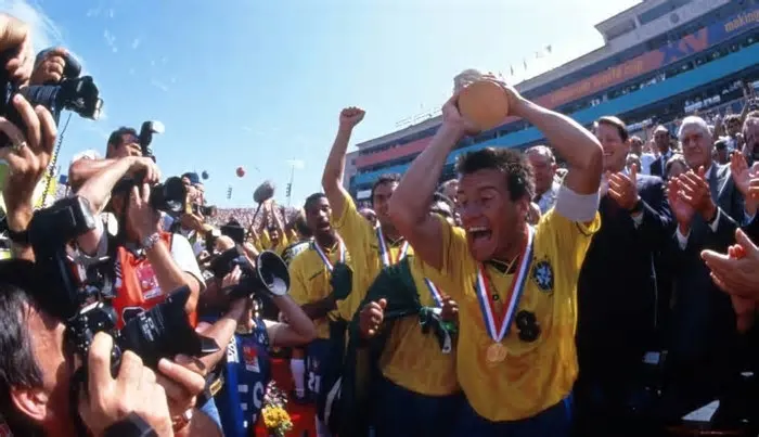 Maior campeão da história dos Mundiais, a Seleção entra em campo neste sábado (13) contra Marrocos carregando marcas que ...