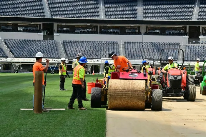 O SoFi Stadium, em Los Angeles, está passando por transformações significativas para sediar a Copa do Mundo de 2026. A troca ...