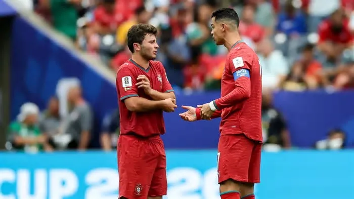 Jogadores como João Neves, Bruno Fernandes ou Vitinha viram as redes sociais 'inundadas' de comentários nos quais lhes é ...