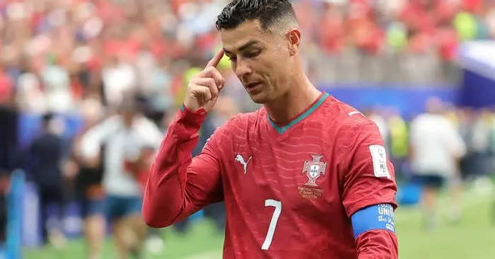 Sem balançar as redes na estreia, o astro português acabou no centro de duas controvérsias que agitaram a seleção ...