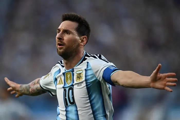 Argentino assume o topo de lista após hat-trick histórico, enquanto atacante do Real Madrid é o principal destaque da Seleção ...