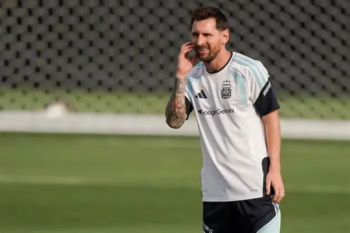 Capitão estava sorridente no treino de quinta-feira, embora parecesse incomodado com os rumores que circulavam na Argentina ...