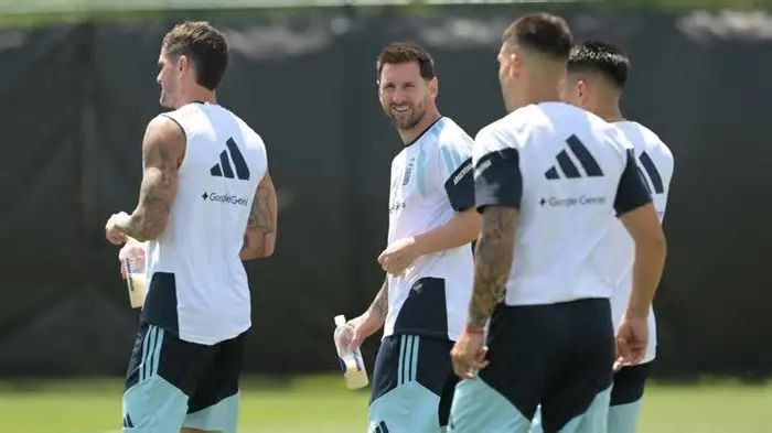Rodrigo de Paul e Alexis Mac Allister, companheiros de seleção de Lionel Messi, não se pouparam nos elogios ao capitão ...