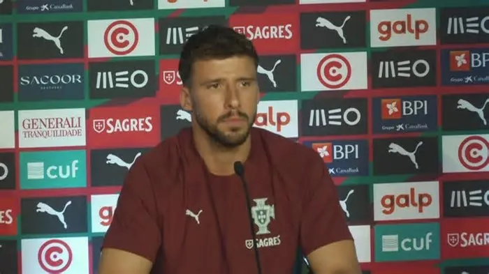 Questionado se é uma possibilidade juntar-se a Bernardo Silva no Real Madrid, Rúben Dias foi parco nas palavras e apontou o ...