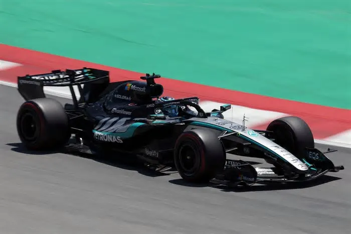 Piloto da Mercedes marcou 1m14s679 e superou Hamilton por apenas 0s064; Antonelli larga em terceiro, e Verstappen sai em ...