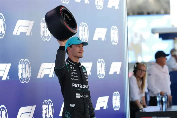 George Russell garante pole no GP de Barcelona de F1, supera Hamilton e Antonelli e conquista sua décima pole na carreira.