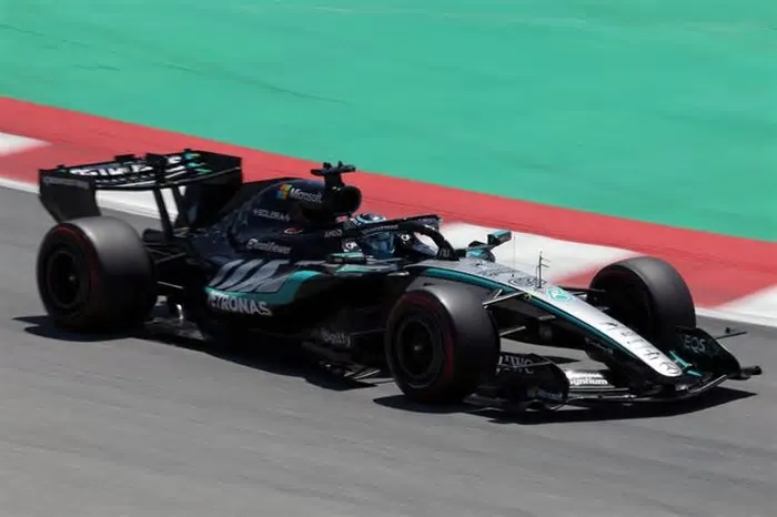 Piloto da Mercedes superou Lewis Hamilton (Ferrari) e Kimi Antonelli (Mercedes), que formaram as três primeiras posições ...