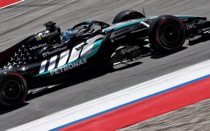 George Russell espera uma grande disputa com Lewis Hamilton após os dois britânicos garantirem presença na primeira fila do ...