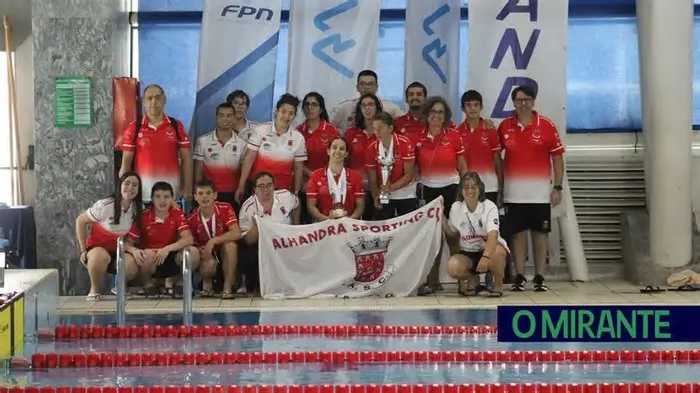 Além dos títulos individuais alcançados a equipa feminina do Alhandra Sporting Club recebeu oficialmente o troféu de ...